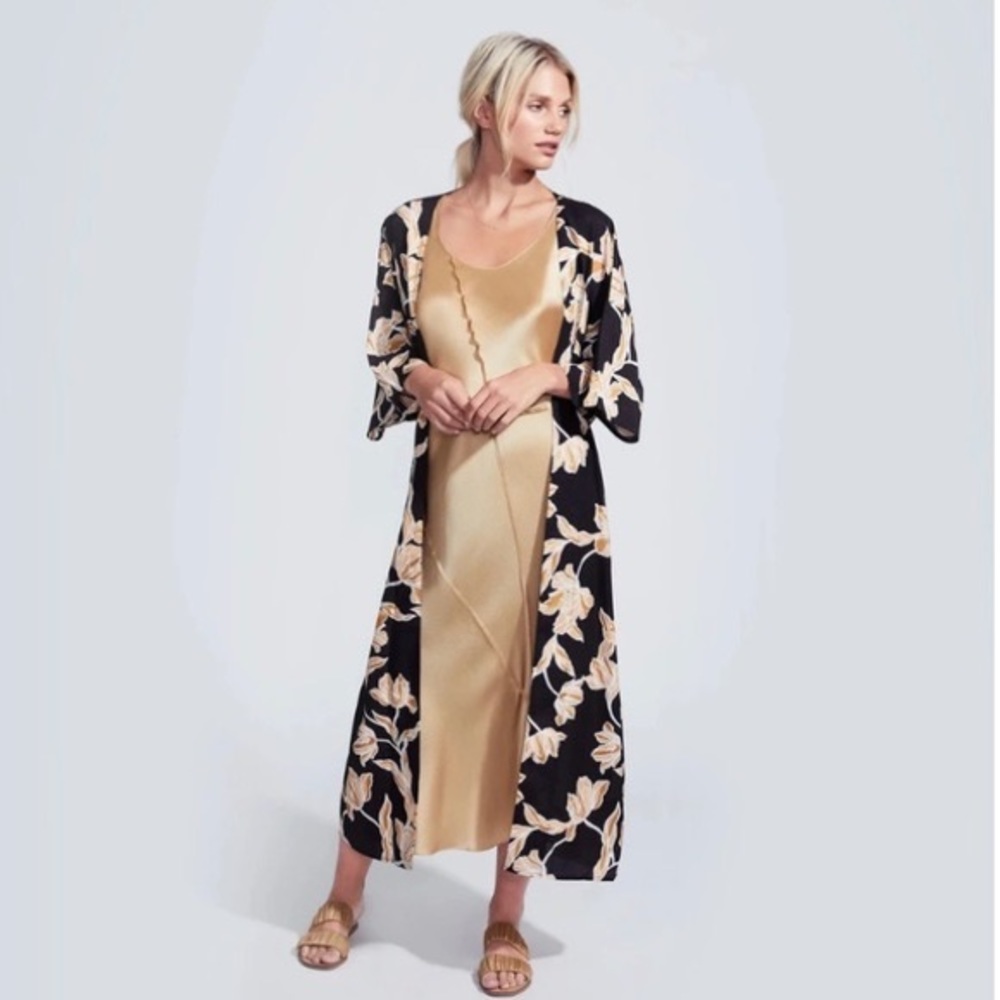 Maison Du Soir Selena Oversized Floral Kimono Bel… - image 3